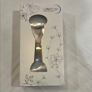 Luna Escent skincare applicator